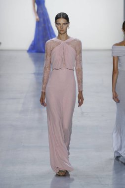 New York, Ny - Eylül 06: Tadashi Shoji moda pist New York'ta New York moda haftası 6 Eylül 2018 üzerinde sırasında göstermek bir modeli yürür..