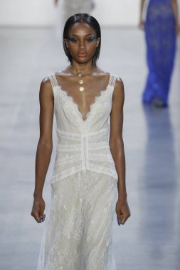 New York, Ny - Eylül 06: Tadashi Shoji moda pist New York'ta New York moda haftası 6 Eylül 2018 üzerinde sırasında göstermek bir modeli yürür..