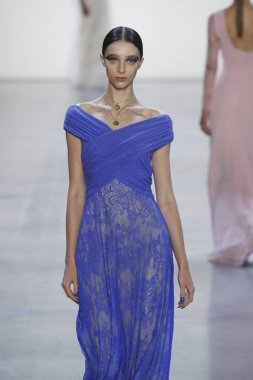 New York, Ny - Eylül 06: Tadashi Shoji moda pist New York'ta New York moda haftası 6 Eylül 2018 üzerinde sırasında göstermek bir modeli yürür..