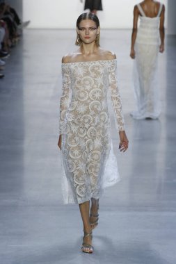 New York, Ny - Eylül 06: Tadashi Shoji moda pist New York'ta New York moda haftası 6 Eylül 2018 üzerinde sırasında göstermek bir modeli yürür..