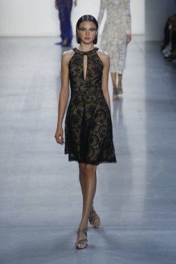 New York, Ny - Eylül 06: Tadashi Shoji moda pist New York'ta New York moda haftası 6 Eylül 2018 üzerinde sırasında göstermek bir modeli yürür..