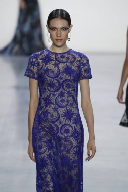 New York, Ny - Eylül 06: Tadashi Shoji moda pist New York'ta New York moda haftası 6 Eylül 2018 üzerinde sırasında göstermek bir modeli yürür..