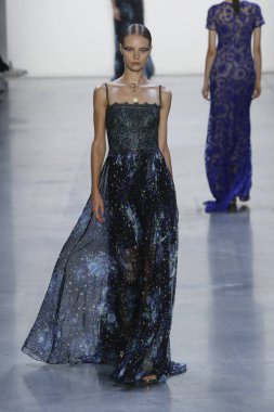 New York, Ny - Eylül 06: Tadashi Shoji moda pist New York'ta New York moda haftası 6 Eylül 2018 üzerinde sırasında göstermek bir modeli yürür..