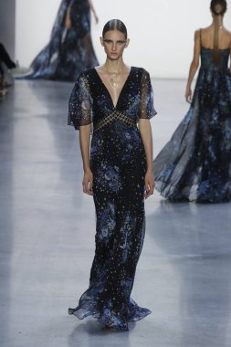 New York, Ny - Eylül 06: Tadashi Shoji moda pist New York'ta New York moda haftası 6 Eylül 2018 üzerinde sırasında göstermek bir modeli yürür..