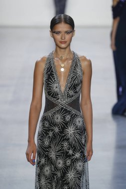 New York, Ny - Eylül 06: Tadashi Shoji moda pist New York'ta New York moda haftası 6 Eylül 2018 üzerinde sırasında göstermek bir modeli yürür..