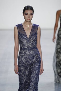 New York, Ny - Eylül 06: Tadashi Shoji moda pist New York'ta New York moda haftası 6 Eylül 2018 üzerinde sırasında göstermek bir modeli yürür..