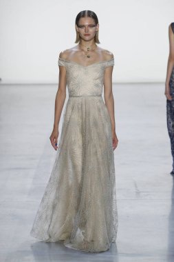 New York, Ny - Eylül 06: Tadashi Shoji moda pist New York'ta New York moda haftası 6 Eylül 2018 üzerinde sırasında göstermek bir modeli yürür..