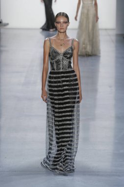 New York, Ny - Eylül 06: Tadashi Shoji moda pist New York'ta New York moda haftası 6 Eylül 2018 üzerinde sırasında göstermek bir modeli yürür..