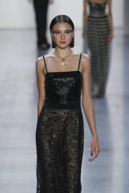 New York, Ny - Eylül 06: Tadashi Shoji moda pist New York'ta New York moda haftası 6 Eylül 2018 üzerinde sırasında göstermek bir modeli yürür..