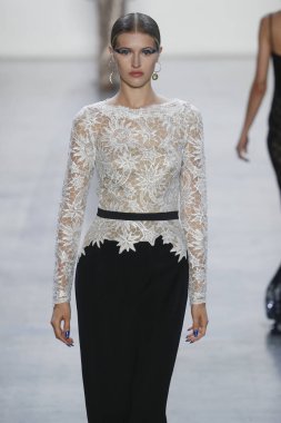 New York, Ny - Eylül 06: Tadashi Shoji moda pist New York'ta New York moda haftası 6 Eylül 2018 üzerinde sırasında göstermek bir modeli yürür..