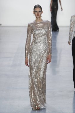 New York, Ny - Eylül 06: Tadashi Shoji moda pist New York'ta New York moda haftası 6 Eylül 2018 üzerinde sırasında göstermek bir modeli yürür..