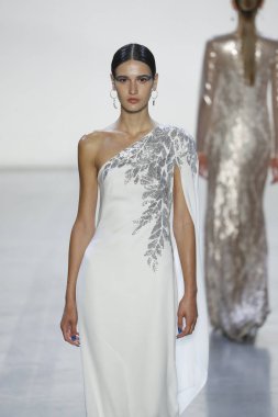 New York, Ny - Eylül 06: Tadashi Shoji moda pist New York'ta New York moda haftası 6 Eylül 2018 üzerinde sırasında göstermek bir modeli yürür..