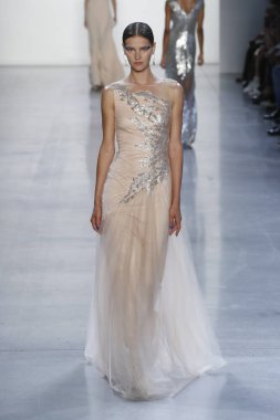 New York, Ny - Eylül 06: Tadashi Shoji moda pist New York'ta New York moda haftası 6 Eylül 2018 üzerinde sırasında göstermek bir modeli yürür..