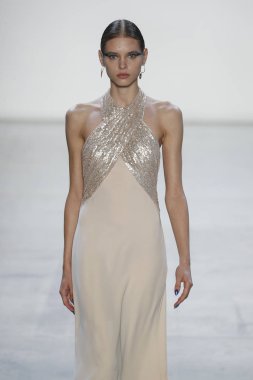 New York, Ny - Eylül 06: Tadashi Shoji moda pist New York'ta New York moda haftası 6 Eylül 2018 üzerinde sırasında göstermek bir modeli yürür..