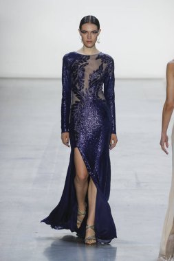 New York, Ny - Eylül 06: Tadashi Shoji moda pist New York'ta New York moda haftası 6 Eylül 2018 üzerinde sırasında göstermek bir modeli yürür..