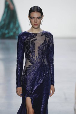 New York, Ny - Eylül 06: Tadashi Shoji moda pist New York'ta New York moda haftası 6 Eylül 2018 üzerinde sırasında göstermek bir modeli yürür..