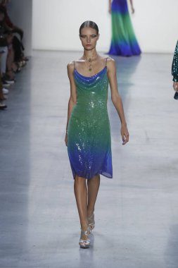 New York, Ny - Eylül 06: Tadashi Shoji moda pist New York'ta New York moda haftası 6 Eylül 2018 üzerinde sırasında göstermek bir modeli yürür..