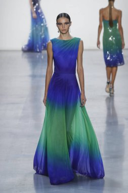 New York, Ny - Eylül 06: Tadashi Shoji moda pist New York'ta New York moda haftası 6 Eylül 2018 üzerinde sırasında göstermek bir modeli yürür..