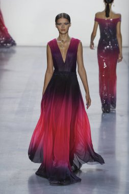 New York, Ny - Eylül 06: Tadashi Shoji moda pist New York'ta New York moda haftası 6 Eylül 2018 üzerinde sırasında göstermek bir modeli yürür..