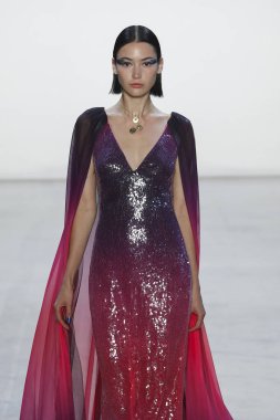 New York, Ny - Eylül 06: Tadashi Shoji moda pist New York'ta New York moda haftası 6 Eylül 2018 üzerinde sırasında göstermek bir modeli yürür..