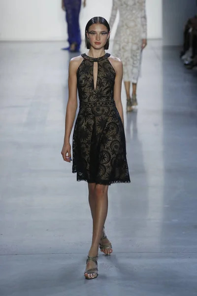 New York September Model Walks Runway Tadashi Shoji Fashion Show — Stock Photo, Image