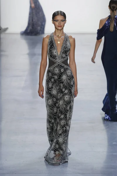 New York September Model Walks Runway Tadashi Shoji Fashion Show — Stock Photo, Image