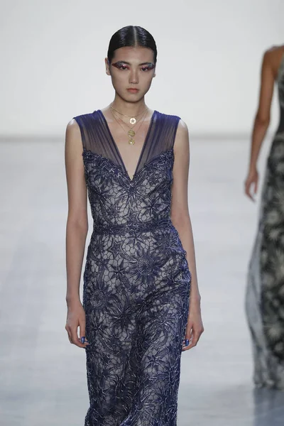 New York September Model Walks Runway Tadashi Shoji Fashion Show — Stock Photo, Image