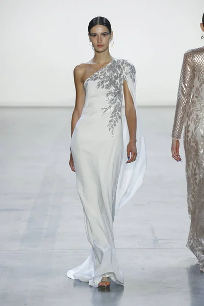 New York September Model Walks Runway Tadashi Shoji Fashion Show — Stock Photo, Image