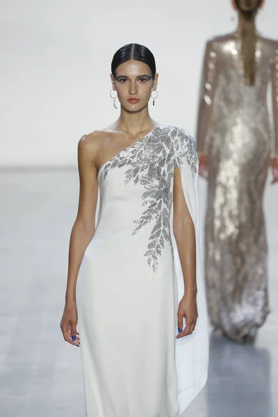 New York September Model Walks Runway Tadashi Shoji Fashion Show — Stock Photo, Image