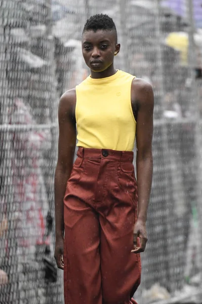 ニューヨーク モデルはニューヨーク市で 2018 日にニューヨーク ファッション ウィーク中に Telfar 2019年プレゼンテーションで滑走路を歩く — ストック写真