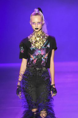 New York, Ny - Eylül 07: Disney hainlere sırasında pist Sarışınlar moda x göstermek galeride ben bahar Studios adlı 7 Eylül 2018 New York'ta bir model yürür.