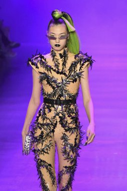 New York, Ny - Eylül 07: Disney hainlere sırasında pist Sarışınlar moda x göstermek galeride ben bahar Studios adlı 7 Eylül 2018 New York'ta bir model yürür.