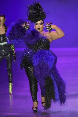 New York, Ny - Eylül 07: Patrick Starrr yürüyüşler sırasında Disney hainlere pist Sarışınlar moda x göstermek galeride ben bahar Studios adlı 7 Eylül 2018 üzerinde New York'ta.