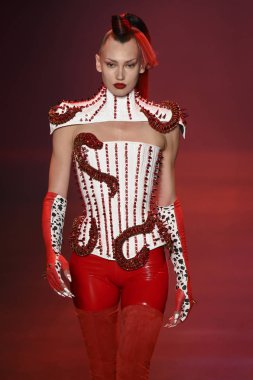 New York, Ny - Eylül 07: Disney hainlere sırasında pist Sarışınlar moda x göstermek galeride ben bahar Studios adlı 7 Eylül 2018 New York'ta bir model yürür.