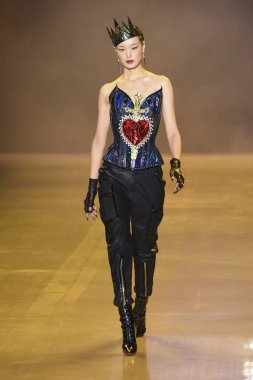 New York, Ny - Eylül 07: Disney hainlere sırasında pist Sarışınlar moda x göstermek galeride ben bahar Studios adlı 7 Eylül 2018 New York'ta bir model yürür..