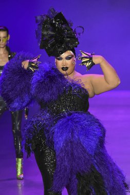 New York, Ny - Eylül 07: Patrick Starrr yürüyüşler sırasında Disney hainlere pist Sarışınlar moda x göstermek galeride ben bahar Studios adlı 7 Eylül 2018 üzerinde New York'ta.