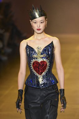 New York, Ny - Eylül 07: Disney hainlere sırasında pist Sarışınlar moda x göstermek galeride ben bahar Studios adlı 7 Eylül 2018 New York'ta bir model yürür..