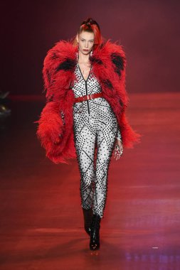 New York, Ny - Eylül 07: Disney hainlere sırasında pist Sarışınlar moda x göstermek galeride ben bahar Studios adlı 7 Eylül 2018 New York'ta bir model yürür.