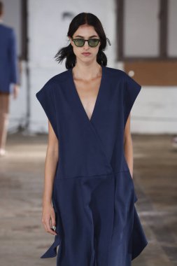 New York, Ny - Eylül 09: Tibi bahar 2019 moda pist New York'ta 9 Eylül 2018 tarihinde New York moda haftası sırasında göstermek bir modeli yürür..