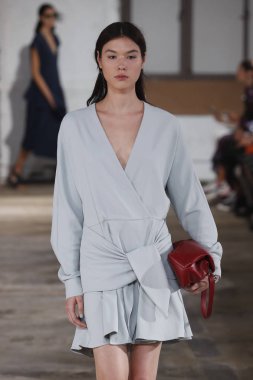 New York, Ny - Eylül 09: Tibi bahar 2019 moda pist New York'ta 9 Eylül 2018 tarihinde New York moda haftası sırasında göstermek bir modeli yürür..