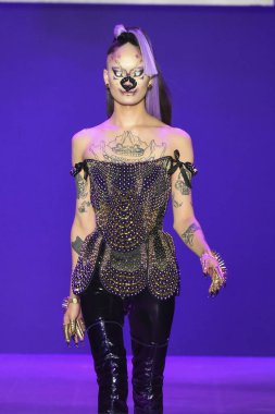 New York, Ny - Eylül 07: Disney hainlere sırasında pist Sarışınlar moda x göstermek galeride ben bahar Studios adlı 7 Eylül 2018 New York'ta bir model yürür.