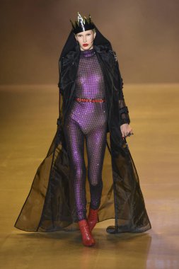 New York, Ny - Eylül 07: Disney hainlere sırasında pist Sarışınlar moda x göstermek galeride ben bahar Studios adlı 7 Eylül 2018 New York'ta bir model yürür..