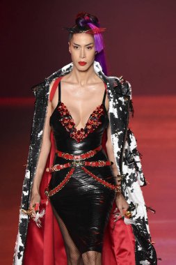 New York, Ny - Eylül 07: Disney hainlere sırasında pist Sarışınlar moda x göstermek galeride ben bahar Studios adlı 7 Eylül 2018 New York'ta bir model yürür.