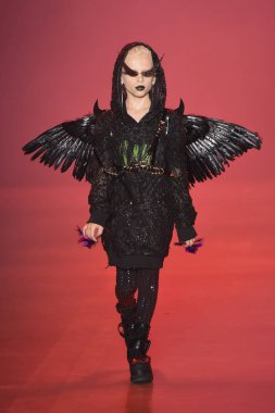 New York, Ny - Eylül 07: Disney hainlere sırasında pist Sarışınlar moda x göstermek galeride ben bahar Studios adlı 7 Eylül 2018 New York'ta bir model yürür.