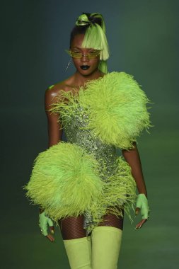 New York, Ny - Eylül 07: Disney hainlere sırasında pist Sarışınlar moda x göstermek galeride ben bahar Studios adlı 7 Eylül 2018 New York'ta bir model yürür.