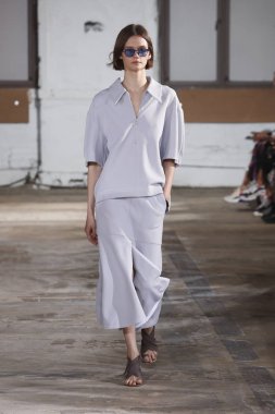 New York, Ny - Eylül 09: Tibi bahar 2019 moda pist New York'ta 9 Eylül 2018 tarihinde New York moda haftası sırasında göstermek bir modeli yürür..
