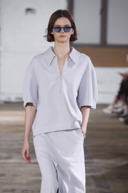 New York, Ny - Eylül 09: Tibi bahar 2019 moda pist New York'ta 9 Eylül 2018 tarihinde New York moda haftası sırasında göstermek bir modeli yürür..