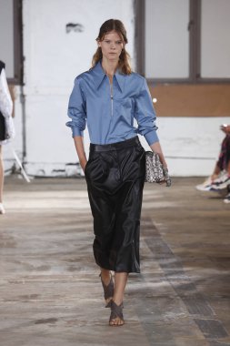 New York, Ny - Eylül 09: Tibi bahar 2019 moda pist New York'ta 9 Eylül 2018 tarihinde New York moda haftası sırasında göstermek bir modeli yürür..