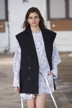 New York, Ny - Eylül 09: Tibi bahar 2019 moda pist New York'ta 9 Eylül 2018 tarihinde New York moda haftası sırasında göstermek bir modeli yürür..