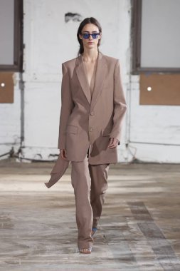 New York, Ny - Eylül 09: Tibi bahar 2019 moda pist New York'ta 9 Eylül 2018 tarihinde New York moda haftası sırasında göstermek bir modeli yürür..